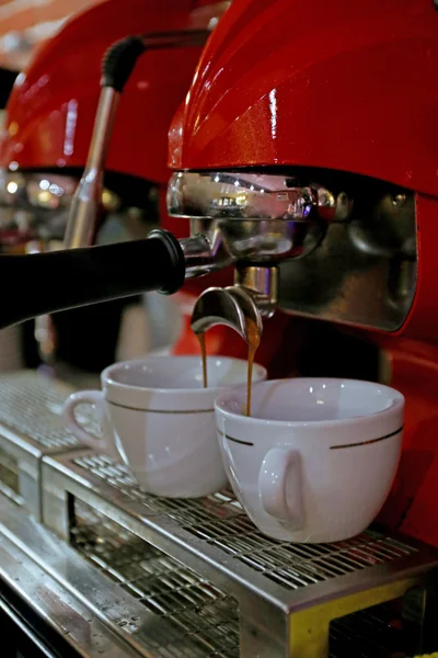 Kaffeemaschine bereitet Kaffeebecher aus nächster Nähe zu — Stockfoto