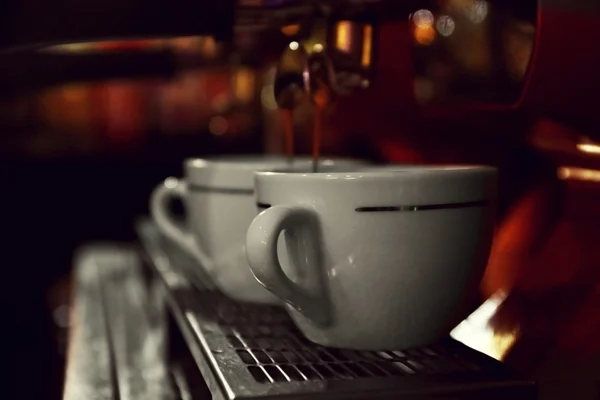 Coffee machine preparing cups of coffee close up — Stock Photo, Image