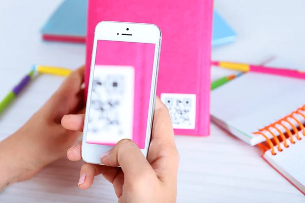 Vrouw scannen Talon wetboek met mobiele telefoon close-up — Stockfoto