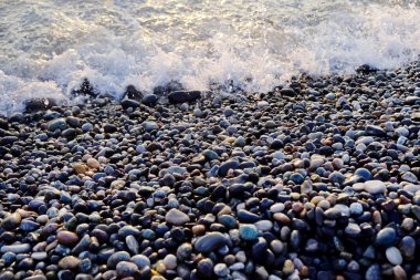Karanlık ıslak çakıl plaj dalgalar deniz ile