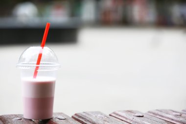 Milkshake ahşap Bank, açık havada üzerinde plastik bardak