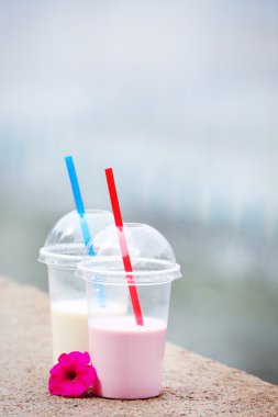 Açık renkli, açık havada milkshake plastik bardak