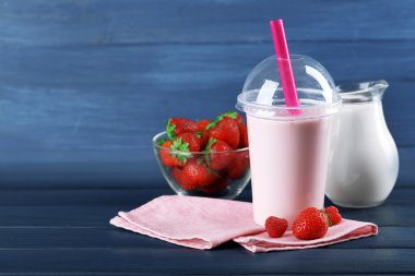 Plastik bardak muzlu süt rengi ahşap arka plan üzerinde