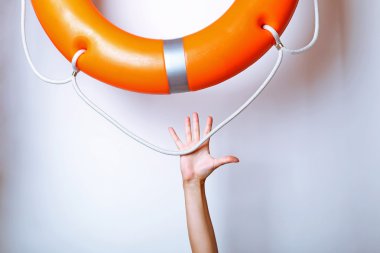 İnsan eli için can simidi, üzerinde beyaz izole ulaşan