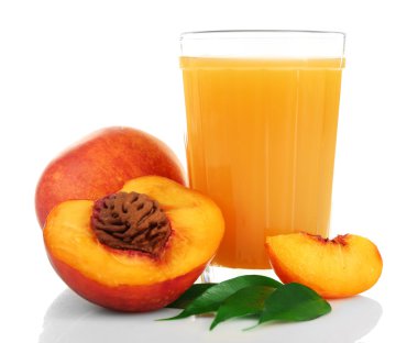 Cam üzerinde beyaz izole şeftali suyu