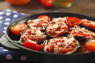 Peçete üzerinde tavada pişmiş sebze