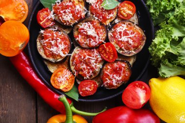 Ahşap masa üzerinde pişmiş ve taze sebzeler