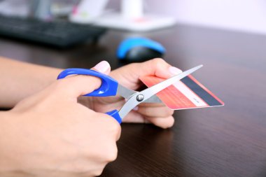 banka kartı makasla kesme eller