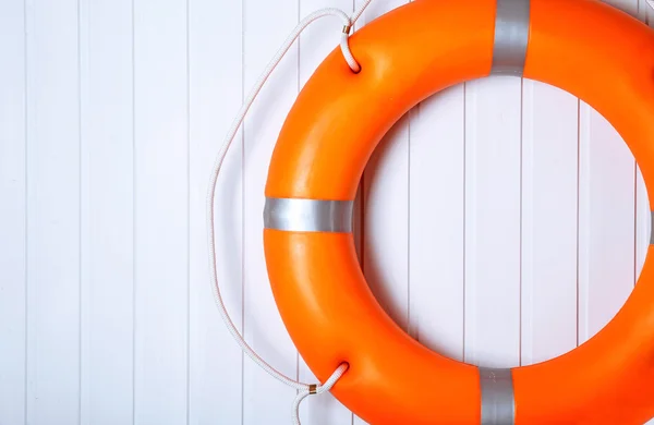 Lifebuoy na parede de madeira — Fotografia de Stock