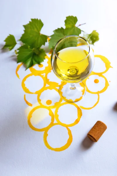 Copa de vino y corchos en cuadro pintado con vino — Foto de Stock