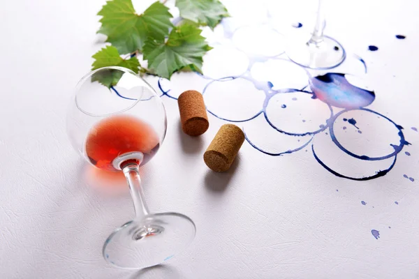 Copo de vinho e ramo de uvas pintadas com manchas de vidro sobre fundo de papel branco — Fotografia de Stock