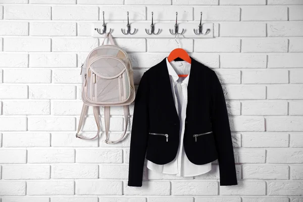 School kleren voor meisje op hanger — Stockfoto