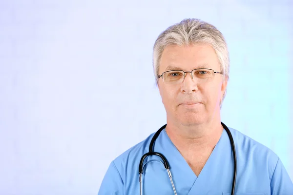 Lekarz w okulary z stetoskop — Zdjęcie stockowe
