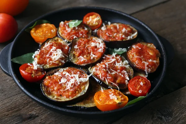 Verdure al forno in padella su fondo di legno — Foto Stock