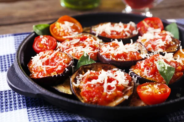 Verdure al forno in padella sul tavolo, primo piano — Foto Stock