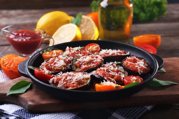 Verdure al forno in padella sul tagliere — Foto Stock