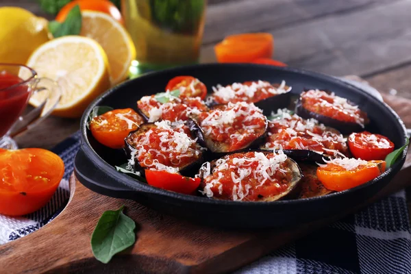 Verduras horneadas en sartén sobre tabla de cortar — Foto de Stock