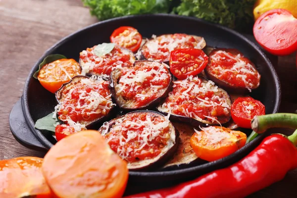 Gebackenes und frisches Gemüse auf Holztisch — Stockfoto