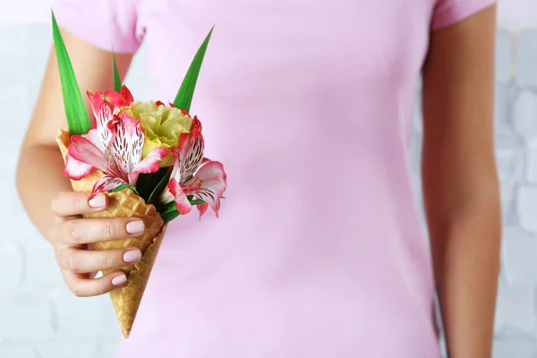 Femme tenant des fleurs sauvages en plaquette gros plan — Photo