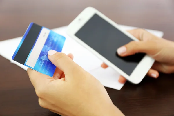 Frau überprüft Kontostand auf Smartphone — Stockfoto