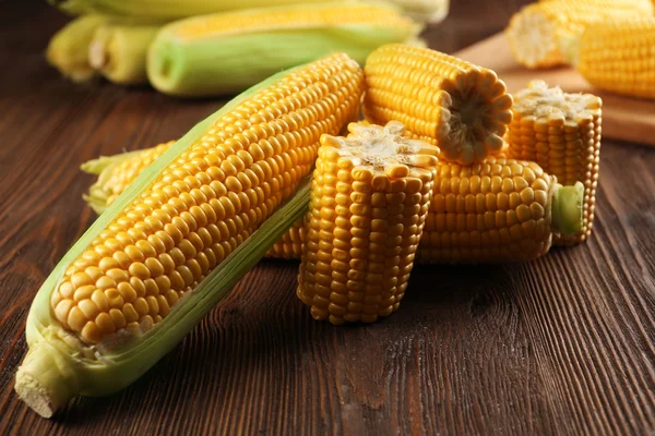Спелые кукурузы на деревянном фоне — стоковое фото