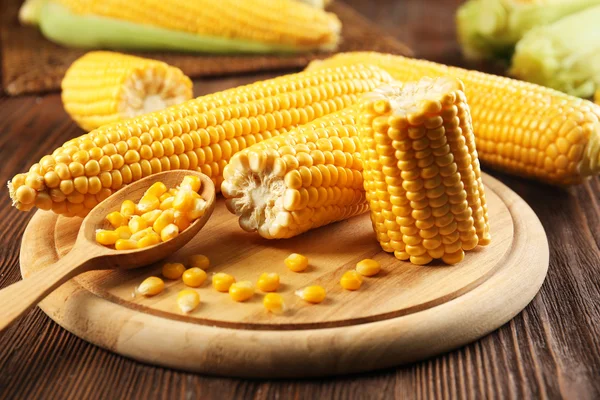 Ripe corn on cutting board — Stock Photo, Image