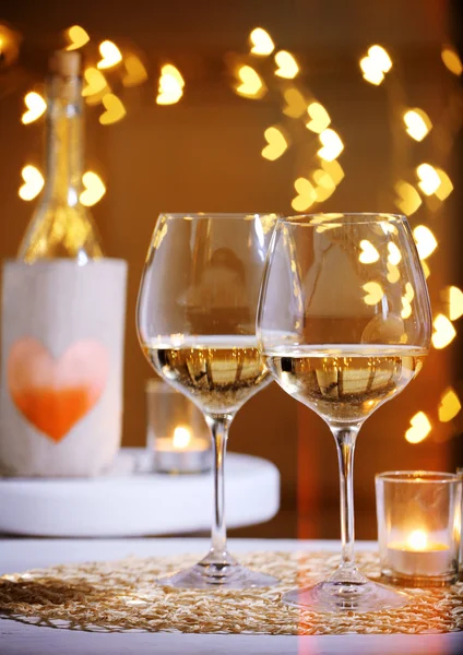 Şarap cam şişe yakınındaki — Stok fotoğraf