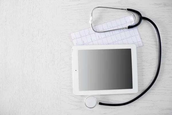 Tıbbi tablet ile ekran boş perde — Stok fotoğraf