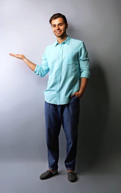 yakışıklı bir adam gri arka plan üzerinde