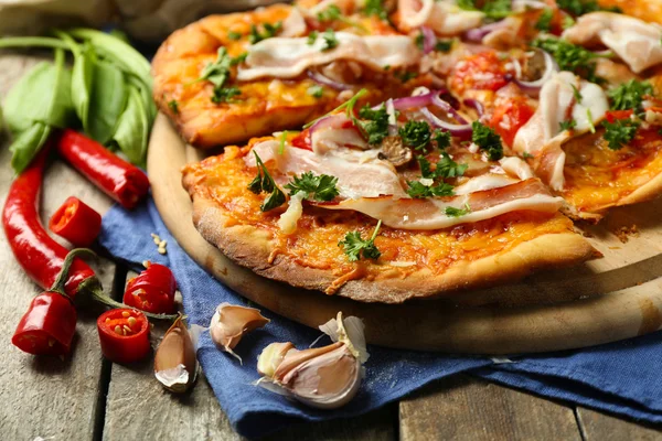 Smakelijke pizza met groenten op tafel close-up — Stockfoto