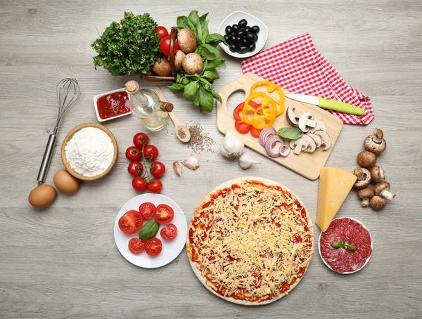 Přísady potravin pro pizzu na stole zblízka — Stock fotografie