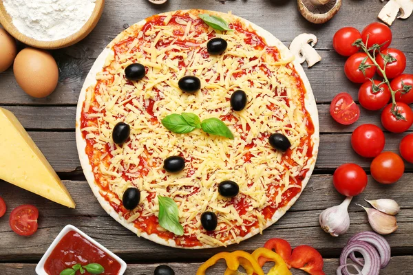 Ingredienti alimentari per pizza in tavola da vicino — Foto Stock