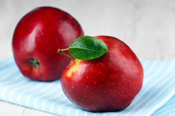 Ripe red apples on table close up — Stock Photo, Image