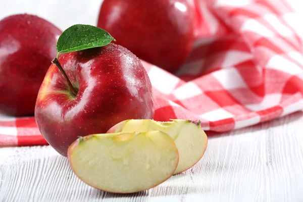 Manzanas rojas maduras en la mesa de cerca — Foto de Stock