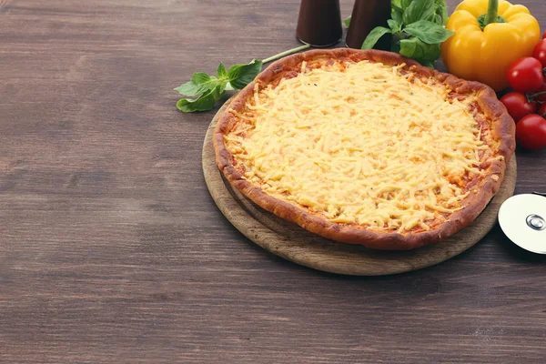 Sýrová pizza se zeleninou na stole zblízka — Stock fotografie