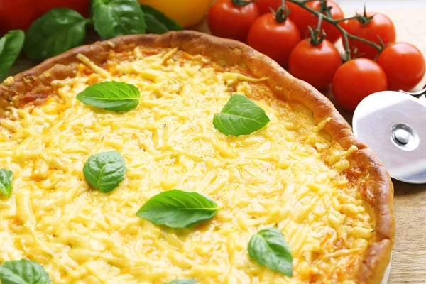 Pizza de queso con verduras en la mesa de cerca — Foto de Stock