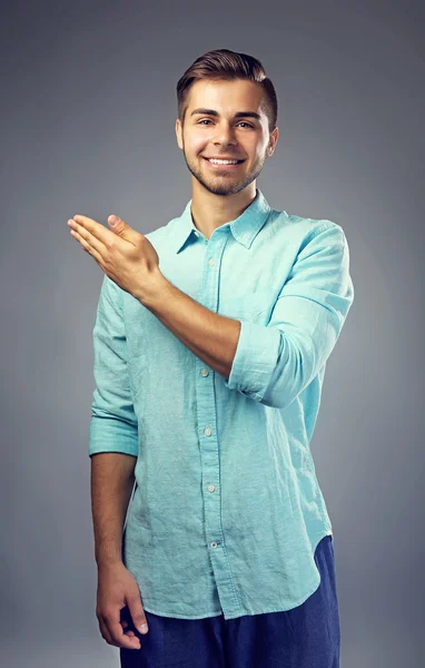 Hombre guapo sobre fondo gris — Foto de Stock