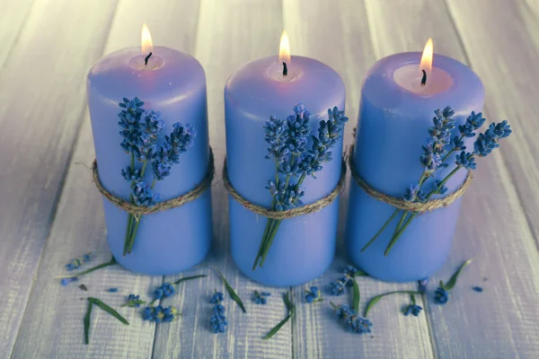 Candele con fiori di lavanda sul tavolo da vicino — Foto Stock