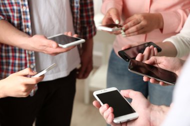 Birçok el cep telefonlarını yakın tutuyor.