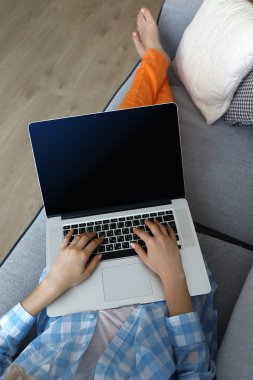 Dizüstü bilgisayar, kapalı kullanan kadın