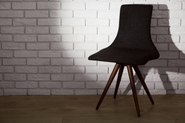 Tuğla duvar arka plan üzerinde modern sandalye