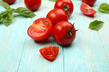 Taze domates fesleğen ahşap tablo ile yakın çekim