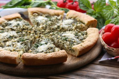 Ispanak ve domates kiraz tablo ile açık pasta grafiğin dilimlerini yakın çekim