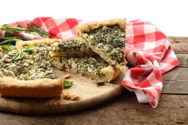 Ispanaklı masada açık pasta grafiğin dilimlerini yakın çekim