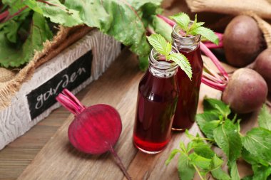 Ahşap masa, tatlı taze pancar suyu