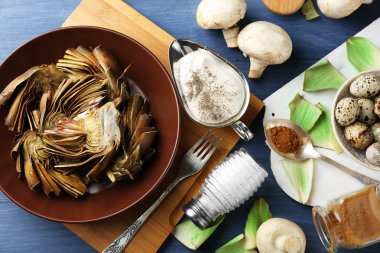 Renk ahşap arka plan üzerinde plaka üzerinde kavrulmuş enginar