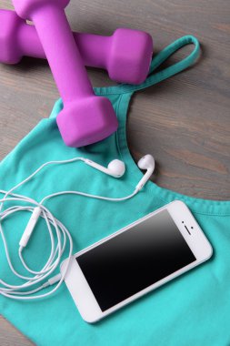 Hareket eden telefon ve kulaklık ile spor için ahşap masa, closeup ayarla