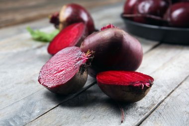 Ahşap masa üzerinde genç pancar yakın çekim