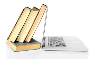 Kitap üzerinde beyaz izole dizüstü bilgisayar ile yığını
