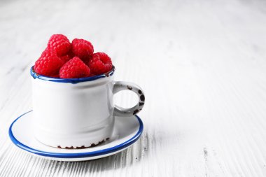 Taze Kırmızı Ahududu ahşap arka plan üzerinde Kupası